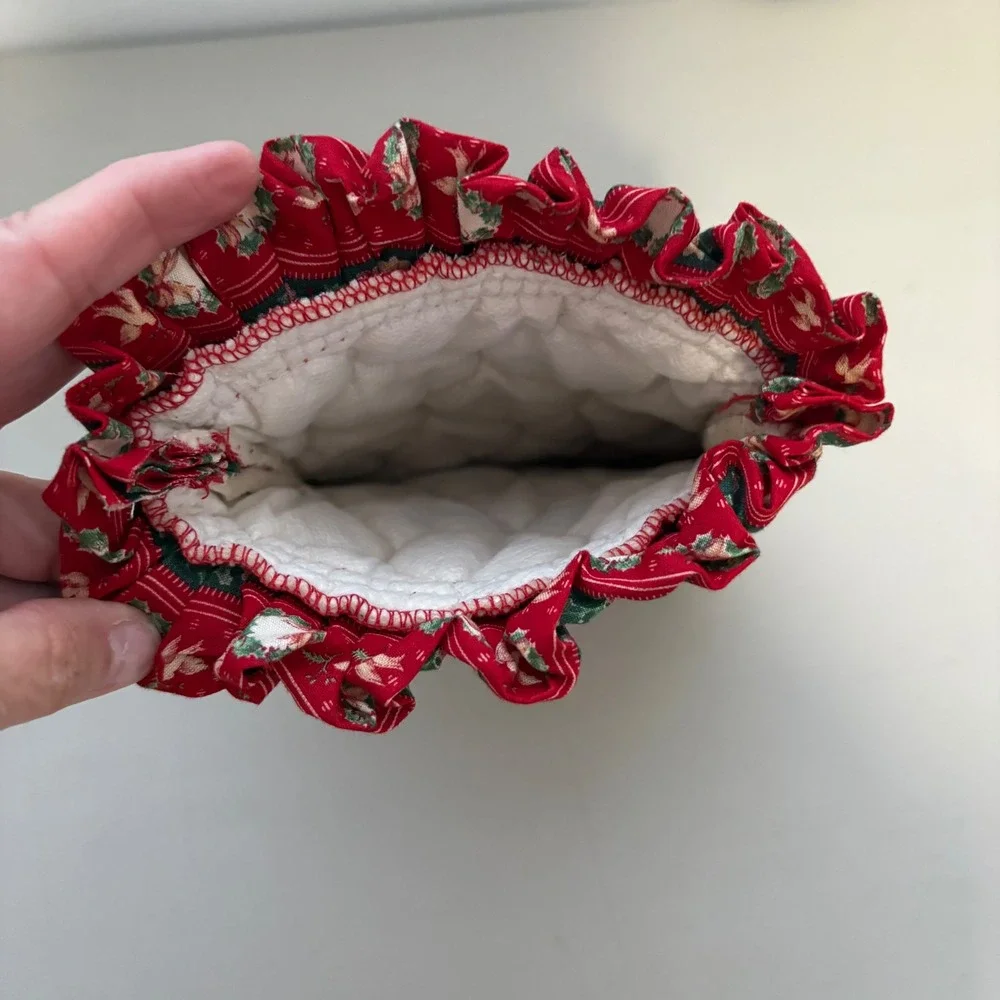 VTG Christmas Quilted Oven Mitt Red Green Floral Wreath Cardinal Ruffle Cuff